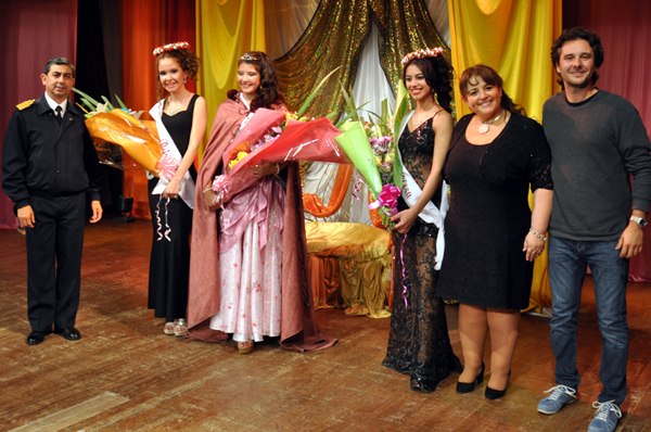 Las autoridades presentes junto a la Reina y las princesas.