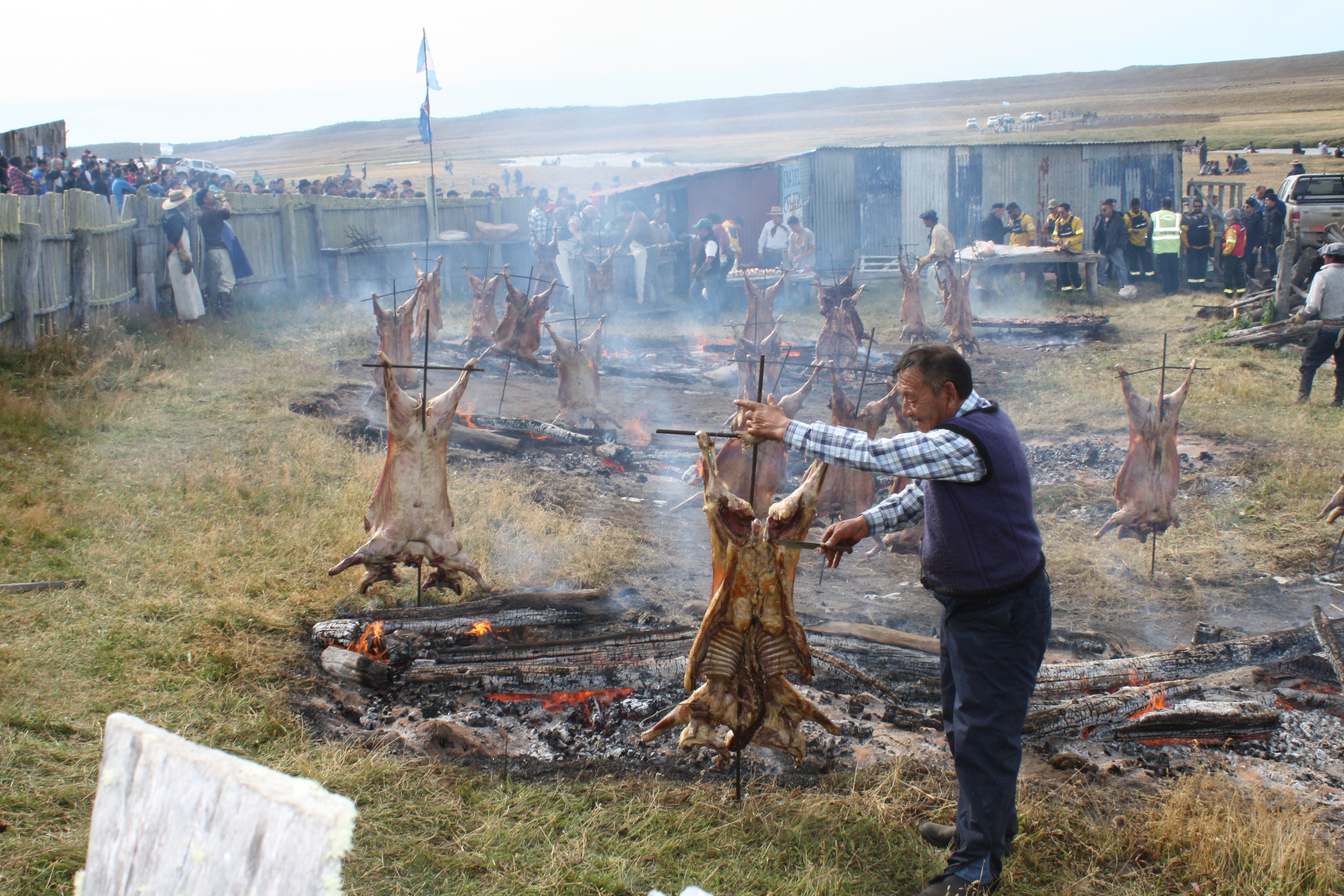 Como siempre, el evento tiene al asado de cordero patagónico como uno de sus principales atractivos.