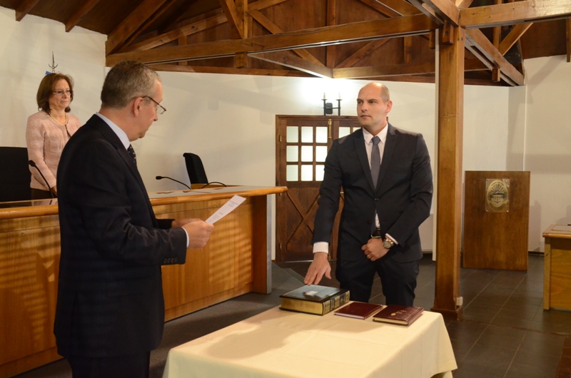 El doctor Gustavo Ariznabarreta toma juramento al doctor Danilo Marcos Cambio.
