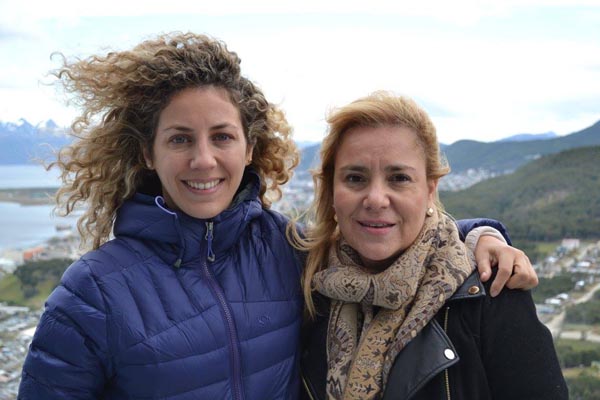 Mariana Massaccesi, coordinadora de Voces Vitales Argentina, participó de la primera edición en el Fin del Mundo. En la imagen, junto a la senadora Miriam Boyadjián durante la caminata.