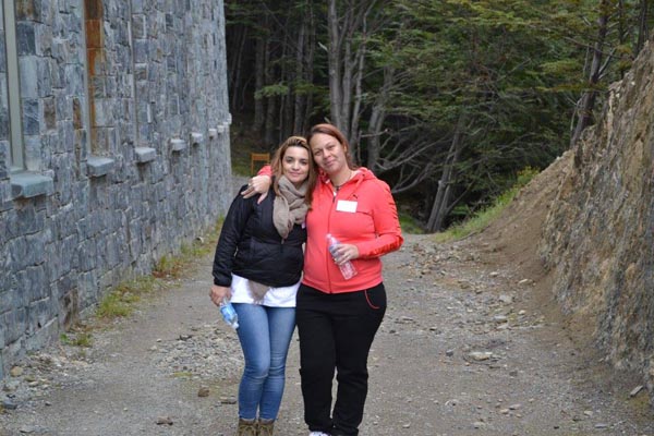 La sobreviviente de trata Alika Kinán con la joven que compartió la caminata. La semana próxima recibirá del Senado el reconocimiento como mujer destacada del año.