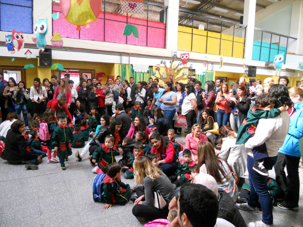 El jardín comenzó las clases junto a los papás.