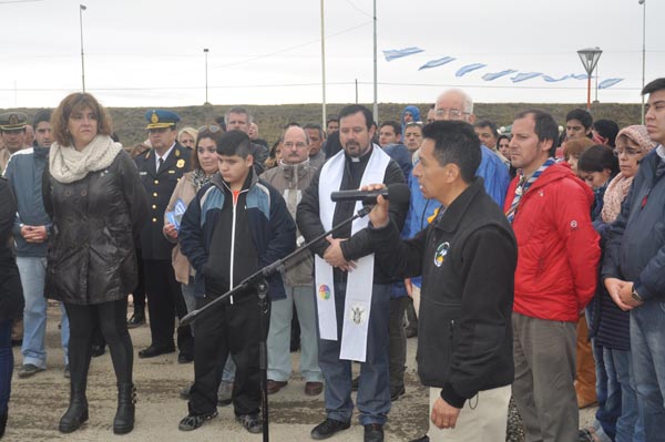 Roma Alancay, presidente del Centro de Veteranos de Guerra agradeció “el permanente acompañamiento del Municipio en apoyar a nuestra causa por Malvinas” y asimismo encadenó su discurso en el Bicentenario de la declaración de Independencia nacional.