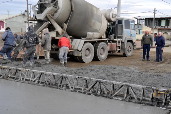 Los trabajos finales del tramo de ‘Gran Malvina’, arteria troncal en los nuevos barrios de la Margen Sur, fueron visitados por el secretario de Obras y Servicios, licenciado Jorge Darío Coldorf y el subsecretario del Área, Alfredo Ballarini junto a otros funcionarios municipales y el representante de la empresa constructora Abel Cóccaro.