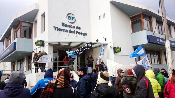 Los gremios estatales realizaron frente a las puertas del BTF un piquete hasta las 13, hora en que la Asociación Bancaria viene realizando asambleas de dos horas y no atiende a los clientes.