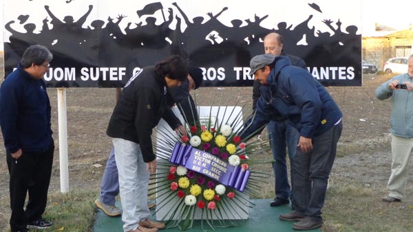 Ayer por la tarde, a partir de las 18 horas, se realizó un acto en el monolito que recuerda al obrero de la construcción asesinado en 1995, Víctor Choque.