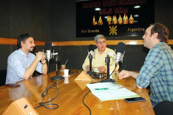 El secretario de Ambiente de la provincia, Mauro Pérez Toscani, y el director de Recursos Hídricos, Gerardo Noir, visitaron los estudios de Radio Universidad.