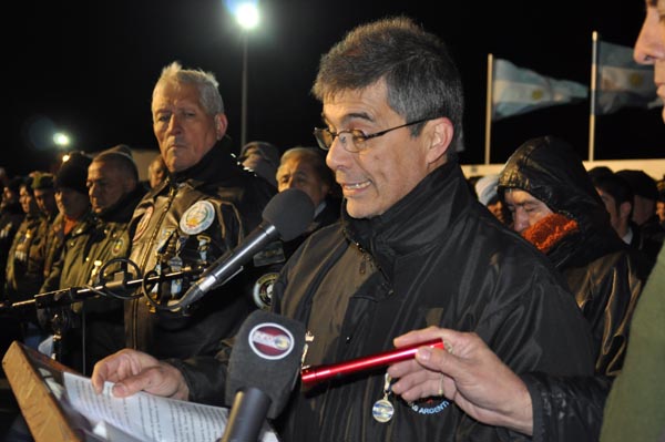 El veterano de guerra, Bernardo Ferreyro, fue el encargado en sus palabras de rendir tributo a los excombatientes en esta fecha tan profunda al sentimiento nacional. El veterano de guerra, Bernardo Ferreyro, fue el encargado en sus palabras de rendir tributo a los excombatientes en esta fecha tan profunda al sentimiento nacional.