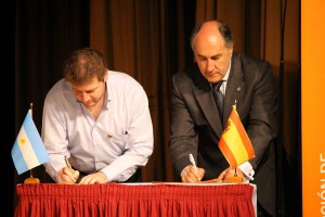 El intendente profesor Gustavo Adrián Melella y el alcalde doctor José Ignacio Landaluce Calleja durante la firma de hermanamiento entre las ciudades de Río Grande y Algeciras, respectivamente en abril de 2014.