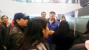 En el interior del banco, la gente que desde la semana pasada intenta ser atendida, se cansó de que por enésima vez los ‘agarre’ la hora de la asamblea y decidieron quedarse hasta ser atendidos.