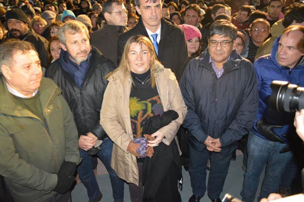 La ceremonia contó con la presencia de la gobernadora Rosana Bertone, el vicegobernador Juan Carlos Arcando, el intendente de la ciudad Gustavo Melella y los ministros nacionales del Interior Rogelio Frigerio y de Educación Esteban Bullrich, entre otros, además de parlamentarios nacionales, legisladores, concejales y funcionarios de distintos estamentos, autoridades civiles, militares y de fuerzas de seguridad.