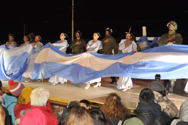 El ballet ‘Soles que Dejan Huellas’ realizó una coreografía sobre Malvinas, la misma que presentó en Cosquín, la que fue muy aplaudida por el público.