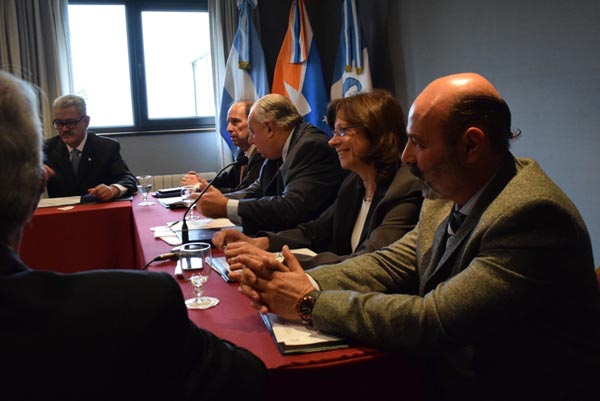 El presidente de la Ju.Fe.Jus y presidente de la Corte Suprema de Justicia de Santa Fe, doctor Rafael Francisco Gutiérrez, encabezó la reunión, junto a la presidente del Superior Tribunal de Justicia de Tierra del Fuego, doctora María del Carmen Battani, y del juez Javier Darío Muchnik.