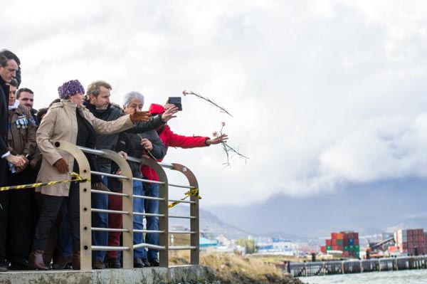 La Gobernadora junto a autoridades nacionales y provinciales rindiendo homenaje a los caídos en Malvinas.