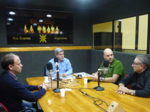 Los ingenieros Leonardo Comes y Marcelo González Fircoli, Jefe de División de Estaciones Terrenas y Jefe de Ingeniería de Estaciones Terrenas de la Comisión Nacional de Actividades Aeronáuticas y Espaciales –CONAE-, respectivamente, junto al Decano de la Facultad Regional Río Grande de la Universidad Tecnológica Nacional, ingeniero Mario Félix Ferreyra, fueron entrevistados en el programa ‘Buscando el Equilibrio’ que se emite por FM Universidad (93.5 MHZ).