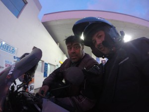 “Julián y Mateo continúan su aventura en Moto. Anoche, llegaron a Mar del Plata”. (Foto gentileza del Facebook: “2trastorna2xAmérica”)