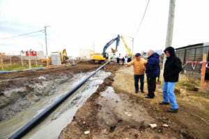 El secretario de Obras y Servicios Públicos, Mariano Pombo, señaló que esta etapa comenzó el miércoles 20 de abril “se colocó una sonda y luego se utilizó barro bentonítico, para de esta forma poder realizar la perforación horizontal que atraviesa el río Grande”.