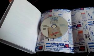 El libro está acompañado de un DVD donde se pueden ver filmaciones de este proceso, fotos y documentos en alta resolución.