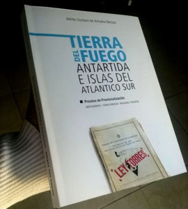 El ex legislador Adrián De Antueno presentó su libro Tierra del Fuego, Antártida e Islas del Atlántico Sur, en el que recopila la historia de la provincialización.