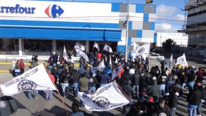 Manifestaciones frente a las distintas sucursales de los supermercados en Río Grande. 