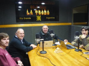 El estudiante Facundo Cejas junto al Ingeniero Daniel Ciuró, Carlos Clark y Abraham José.