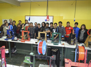 Alumnos y directivos de la UTN emprendieron la realización de elementos en Braile para quienes asisten al colegio especial Integración Plena Río Grande.