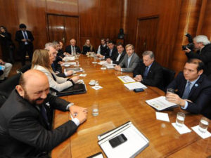 El ministro del Interior, Obras Públicas y Vivienda, Rogelio Frigerio, junto a su par de Energía y Minería, Juan José Aranguren, anunciaron una rebaja en las tarifas de gas para usuarios residenciales de la Patagonia (Tierra del Fuego, Santa Cruz, Chubut, Río Negro, Neuquén) y La Pampa, que a partir de ahora (retroactivo 1 de abril), no abonarán más de 400% de aumento en el servicio de gas.