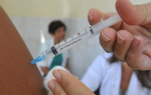 “Actualmente en Tierra del Fuego estamos en plena campaña de vacunación”, subrayaron las autoridades sanitarias fueguinas, quienes precisaron que la tarea se realiza “con normalidad” en los vacunatorios hospitalarios y en los CAPS.