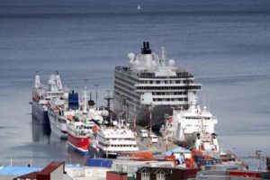El Presidente de la Cámara de Turismo indicó que Ushuaia “necesita desarrollo de infraestructura, en el caso del puerto se necesita la inversión para poder extender el muelle, mientras que el segundo paso sería la descentralización de las actividades, que se pueda trabajar el tema de pesca y carga en otro sector”.