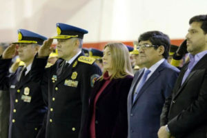 El jefe de la Policía de la Provincia, comisario Nelson Moreira, junto al subjefe comisario Ismael Torres, acompañados de la gobernadora Rosana Bertone