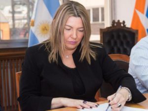 “La realidad es que todas las provincias argentinas, según me manifiestan mis pares, tienen situaciones similares con el aumento de la energía, con el aumento del transporte, es una situación que impacta y mucho, que nosotros entendemos que era necesaria, pero lo que nunca imaginamos es que iba a ser una corrección tan brusca”, expuso Bertone.