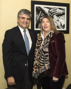El presidente de YPF, Miguel Gutiérrez, junto a la gobernadora de Tierra del Fuego, Rosana Bertone.
