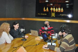 La Directora de Desarrollo Local de la Municipalidad de Río Grande, Sandra Piedrabuena, y la Directora de Evaluación de Proyectos de la Secretaría de Pymes del Gobierno de la Provincia, Silvia González, visitaron los estudios de Radio Universidad.