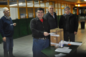 Momentos en que el vicedecano de la FRRG de la UTN, ingeniero Francisco Álvarez, emite su voto por el Claustro Docente. En la imagen el Fiscal, ingeniero y doctor Héctor García Neder, junto al contador Jorge Moreno y Alberto Centurión, director de FM Universidad (93.5 MHZ).