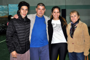 Enzo Estrada de 19 años junto a su papá Orlando y amigos antes de viajar a los festivales de Laborde y Cosquín, respectivamente, representando a Río Grande, su ciudad natal. (Foto Ramón Taborda Strusiat).