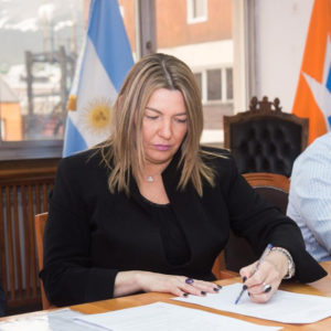 La mandataria provincial Rosana Bertone adelantó que “una vez que nosotros tengamos el informe y veamos que en los años de concesión Camuzzi no hizo las obras, ni cumplió con los cuadros tarifarios, estaremos en condiciones de solicitar al Estado nacional la rescisión del contrato con la compañía” 