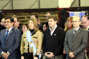 Junto a la mandataria, estuvieron presentes el vicegobernador Juan Carlos Arcando, legisladores, concejales, funcionarios provinciales y municipales, como también personal de las Fuerzas Armadas y de Seguridad, excombatientes de Malvinas, Bomberos Voluntarios, alumnos, maestros y público en general.