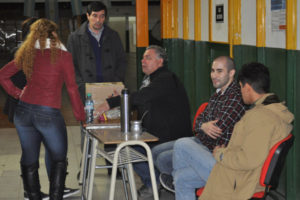 El Claustro de Estudiantes durante los comicios universitarios. En la imagen Carlos Clark y el licenciado Alberto Cabral con jóvenes estudiantes.