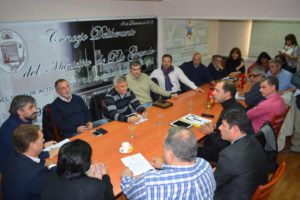 Este miércoles se llevó a cabo una reunión entre los concejales y representantes de las agencias oficiales de autos. El encuentro se llevó a cabo en el marco de la iniciativa promovida por el concejal Paulino Rossi para que las agencias de autos difundan los beneficios impositivos que tienen los ciudadanos de Tierra del Fuego al momento de adquirir un vehículo cero kilómetro.