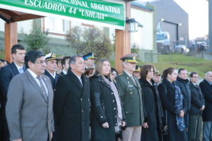 La gobernadora Rosana Bertone rindió homenaje al General Martín Miguel de Güemes, en un acto llevado a cabo este viernes en la sede del Escuadrón 44 de Gendarmería Nacional en Ushuaia.  La Mandataria destacó que “hoy poco importa el feriado” sino “el recuerdo y el homenaje” que a partir de ahora tendrá de todo el pueblo argentino, “uno de los grandes hombres que forjaron la independencia de nuestro país”.