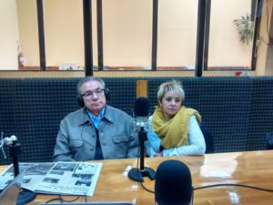 El Decano de la Facultad Regional Río Grande, Mario Ferreyra, junto a la Licenciada Daniela Miquelestorena, en los estudios de Radio Universidad (93.5 MHZ).