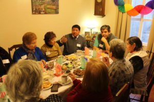 El doctor Walter Abregú comentó que “este es el segundo encuentro que tenemos con los adultos mayores; desde ya le agradecemos a la vecina Susana quien gentilmente nos ha prestado su casa para este encuentro y nos ha brindado una bienvenida muy linda”.