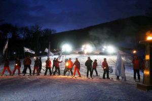 Cerro Castor inauguró la temporada invernal con la emblemática bajada de Antorchas.