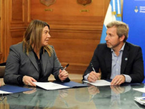 La gobernadora Bertone sostuvo que "unimos esfuerzos para dar una respuesta innovadora al importante déficit habitacional de Tierra del Fuego. Estamos orgullosos de inaugurar este tipo de convenios, que surgió de una propuesta del secretario Amaya. Así hacemos realidad el trabajo en equipo, una propuesta permanente del presidente Mauricio Macri y el ministro Rogelio Frigerio", señaló.