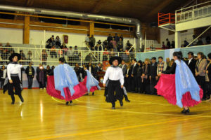 Al finalizar el acto, niños del Taller Municipal de Folklore y Danzas Nativas ‘Karyén Keyuk’ bailaron zambas y chacareras.