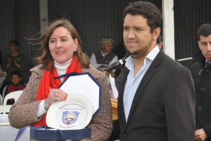 El ministro de Agricultura, Ganadería y Pesca de Tierra del Fuego, Emiliano Olmedo, y la presidenta de la Asociación Rural de la Provincia, Lucila Apolinaire rubricaron un importante acuerdo para la puesta en marcha del primer Centro de Reproducción y Genética Ovina y Bovina en la Patagonia.