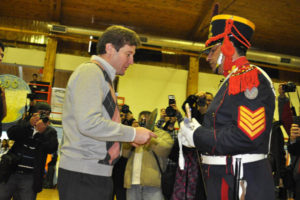 El intendente Melella acompañado de las autoridades presentes, entregó reconocimientos a los Granaderos y presentes también para la Jefatura del Regimiento sanmartiniano.