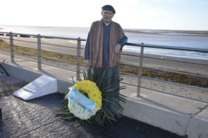 La figura del padre Zink con el depósito de la ofrenda floral.