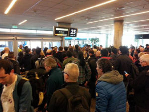 Luego de permanecer entre tres y cuatro días sin poder viajar a Tierra del Fuego, este miércoles habrá un vuelo especial hacia la provincia para comenzar a destrabar la situación en la que se encuentran miles de personas en el Aeropuerto de Ezeiza.
