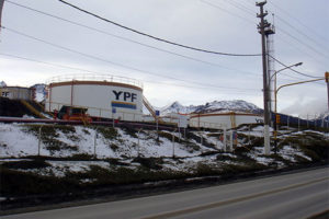 La firma YPF informó que logró controlar una pérdida de combustible en uno de los tanques de almacenaje ubicado en la Terminal de Orión, emplazada en la bahía de Ushuaia.